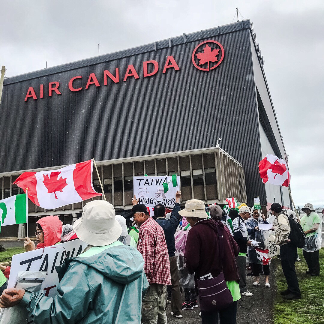 日前加拿大航空因受到中國壓力，將官網中台灣改列中國一部分，至今未改回，引發國際議論。網友今 (15) 日爆料，許多加拿大的台灣人相當不滿，動員集結到加航總部外抗議。 圖：翻攝自PTT