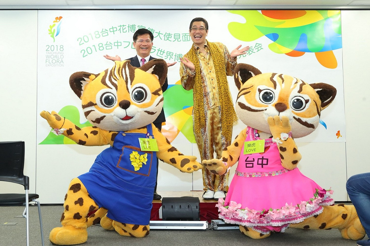台中市長林佳龍與花博吉祥物石虎家族「樂虎」姐姐、「來虎」弟弟今(15)日來到日本東京鬧區宣傳花博。 圖：台中市政府/提供