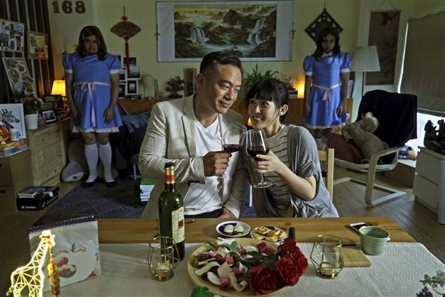 片中劉冠廷用觀落陰想要改運勢，卻差點改到讓自己妻子孫可芳和張翰搞外遇。 圖：高雄市電影館/提供