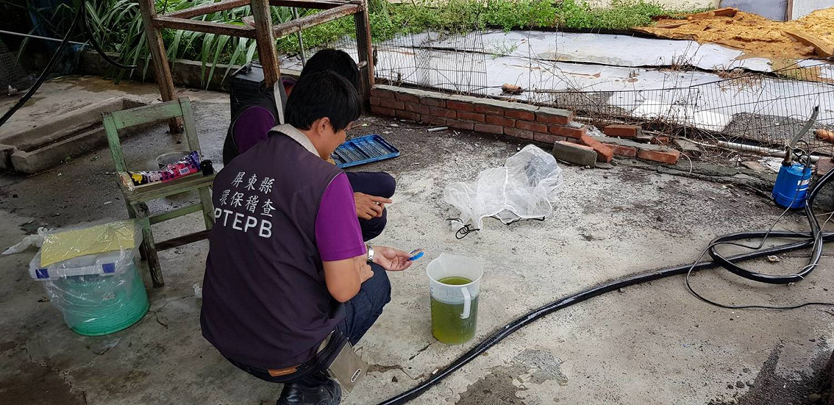 環保局人員發現不肖業者利用雨天偷排廢酸液。 圖 : 屏東縣環保局/提供