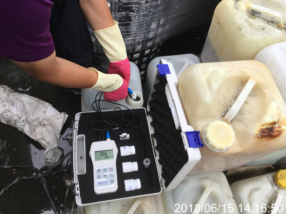 環保局人員用儀器檢測酸鹼值。 圖 : 屏東縣環保局/提供