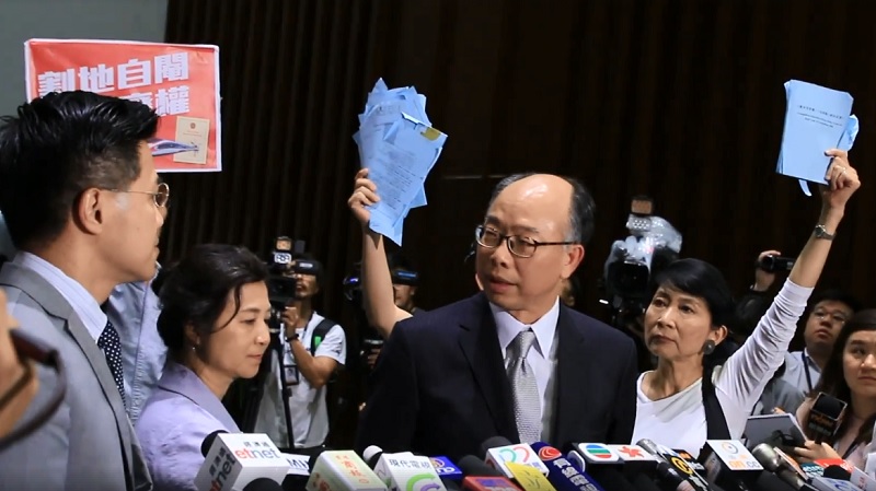 香港立法會強行通過備受爭議的《廣深港高鐵（一地兩檢）條例》草案，讓香港反對派人士不能接受。 圖：翻攝SocREC 社會記錄頻道臉書