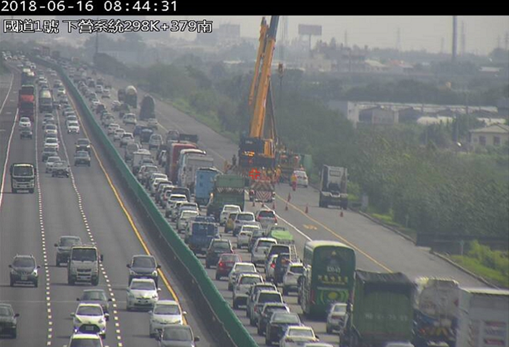 今日7:11國1北上297.3公里發生貨櫃車翻覆事故，造成回堵5公里。 圖：高公局／提供