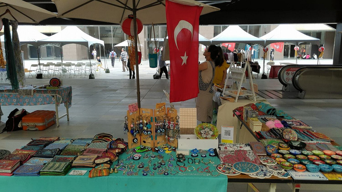 市集結合各國文化藝品，讓你逛市集也能環遊世界！ 圖：台北捷運公司提供