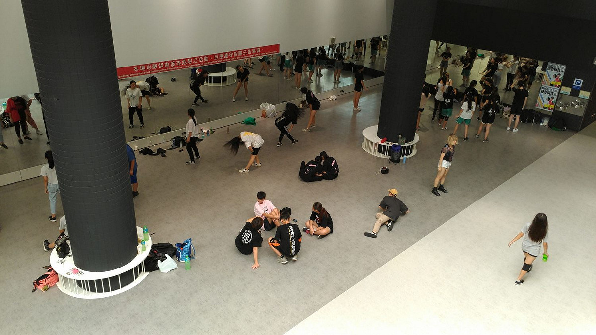 爵士廣場除提供免費的乾淨空間，更有一字排開的落地鏡，是年輕朋友及附近居民最喜歡練習街舞及休閒的好所在。 圖：台北捷運公司提供