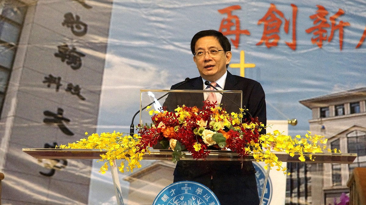 管中閔出席聖約翰科大畢業典禮，勉勵學子做勇於改變的獅子，才可能改變命運，開創不一樣的未來。 圖：聖約翰科技大學提供（資料照片）