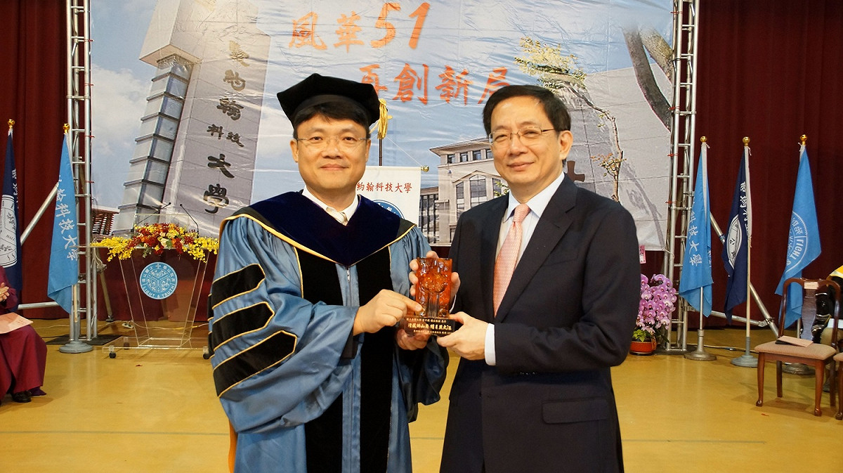 聖約翰科大艾和昌校長致贈紀念品給管中閔。 圖：聖約翰科技大學提供