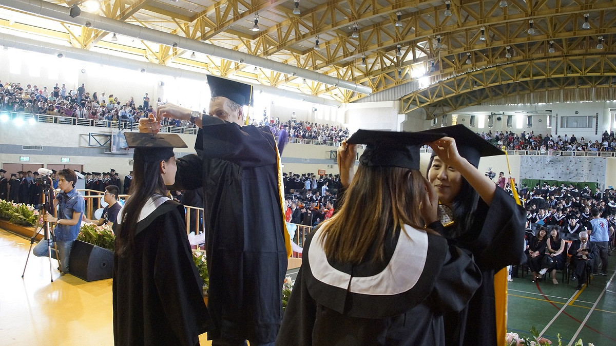 聖約翰科技大學師長為畢業生撥穗，祝福畢業生畢業快樂、鵬程萬里。 圖：聖約翰科技大學提供
