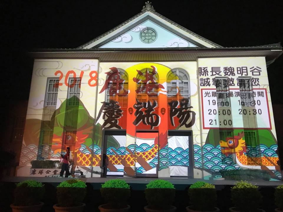 鹿港公會堂的光雕劇場表演，內容有炫麗燈光、震撼音樂、鹿仔港千帆景象、八郊商賈、行船卸貨、宮廟典故，及璋泉爭鬥真人上演，相當吸睛。 圖：翻攝自哇嘛愛彰化FB