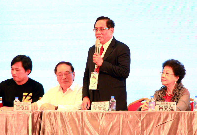 喜樂島聯盟16日在台中舉辦召集人大會，喜樂島聯盟總召集人郭倍宏（右2）、前副總統呂秀蓮（右）、時代力量黨主席黃國昌（左起）、前行政院長張俊雄等人出席，現場超過5000人參與。

 圖：中央社