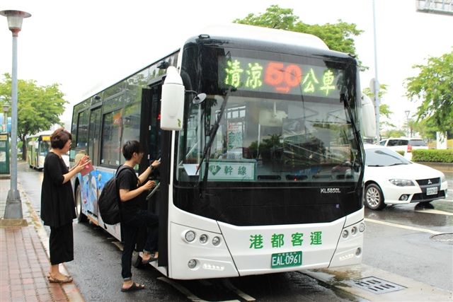 海底世界電動公車外觀設計以大片浪花的湛藍色彩，融入海豚、海龜、魟魚等海洋生物，再以深淺陰影對比的3D效果呈現海洋生物悠游的真實感。 圖：高雄市交通局/提供