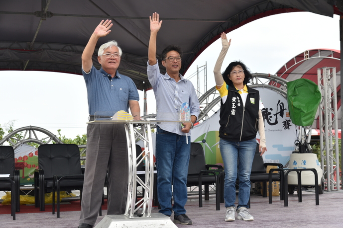 縣長李進勇、秘書長黃玉霜、縣議員林岳璋、陳瑞雄、口湖鄉長林哲凌等到場為選手打氣，預祝龍舟賽圓滿順利舉行。 圖：雲林縣政府提供
