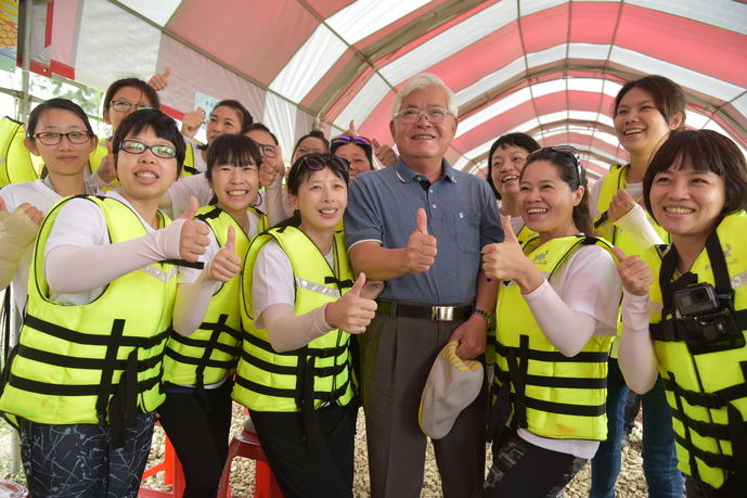 李進勇與參賽隊伍合照。 圖：雲林縣政府提供