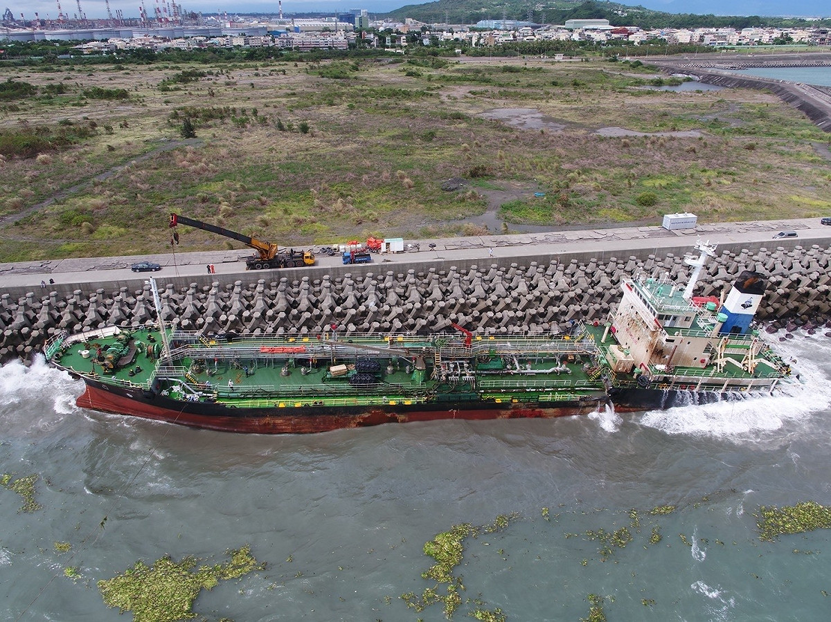 兩艘油輪於14日晚間擱淺高雄海岸，航港局今日表示，明天將完成抽油作業，並督促船東在限期內提出船體拖救移除計畫。 圖：交通部航港局/提供