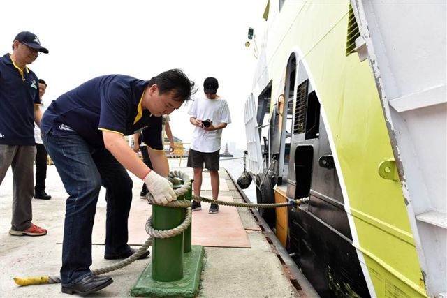 高雄市長許立明在行銷棧旗航線短片中，負責在渡輪離、靠岸時操作甲板升降和解繫纜繩。 圖：翻攝許立明臉書