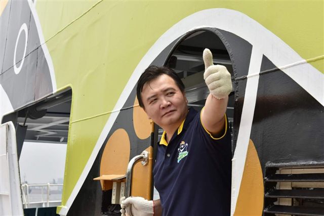 許立明今在臉書自我解嘲，那個在船邊認真工作，解繫纜繩，操作甲板升降，最後還比讚的，就是大叔他本人啦。 圖：翻攝許立明臉書