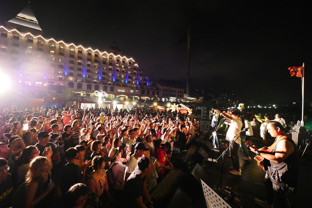 新北市政府這幾年除了擴大辦理海洋音樂祭，2016年更在漁人碼頭創設了淡水漁人舞台，打造一個戶外的原創音樂基地。 圖:新北市政府/提供