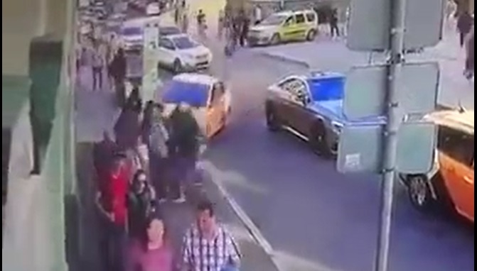 俄羅斯首都16日驚傳計程車衝撞人群事件，造成八人受傷，其中有多人身穿墨西哥球服。 圖/翻拍自BoeseBeatsOfficial