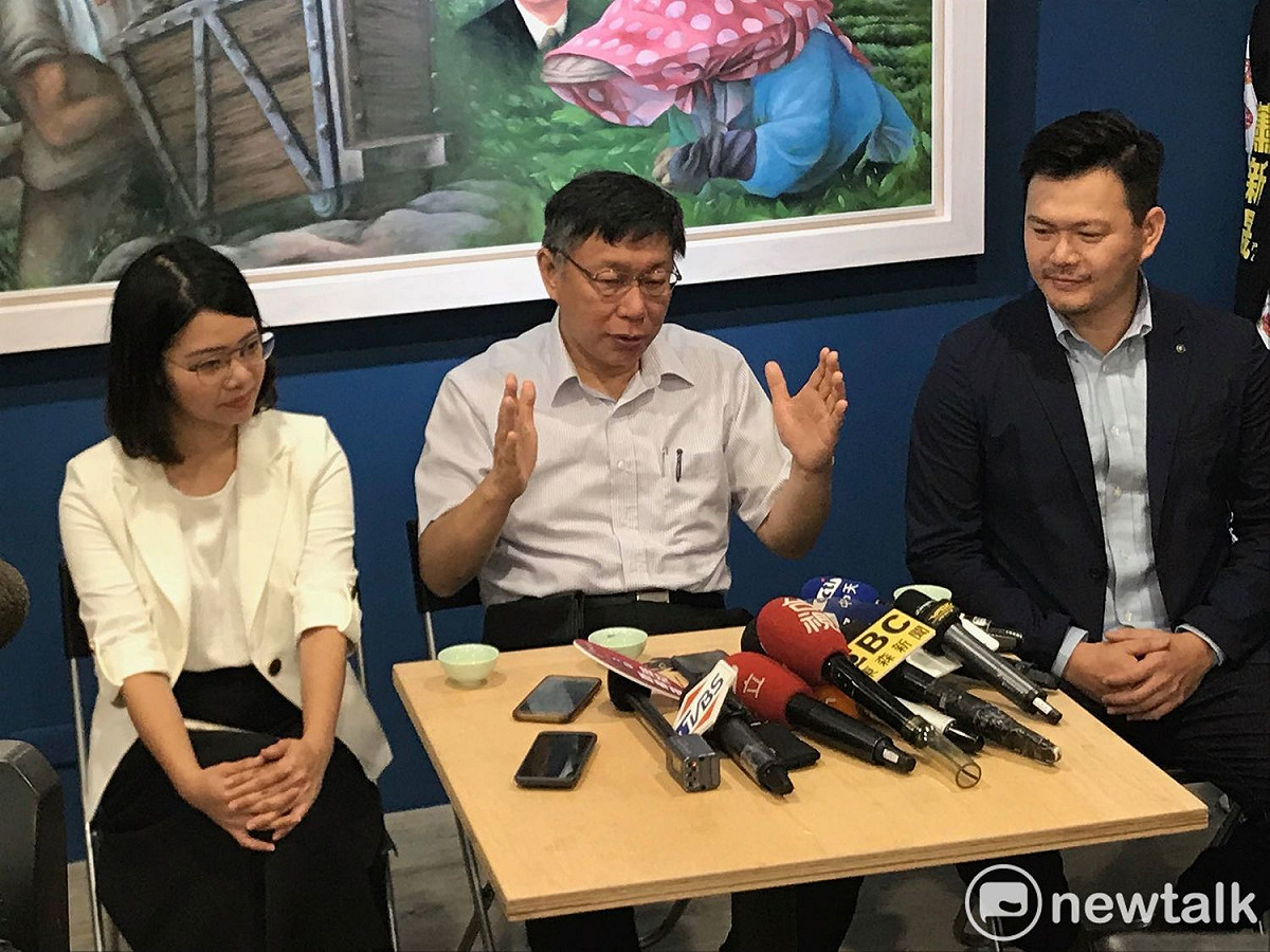台北市長柯文哲（中）曾受邀出席參觀時代力量南港內湖區議員參選人蕭新晟（右）競選辦公室，時代力量士林北投區議員參選人黃郁芬（左）也到場。 圖 : 周煊惠 / 攝