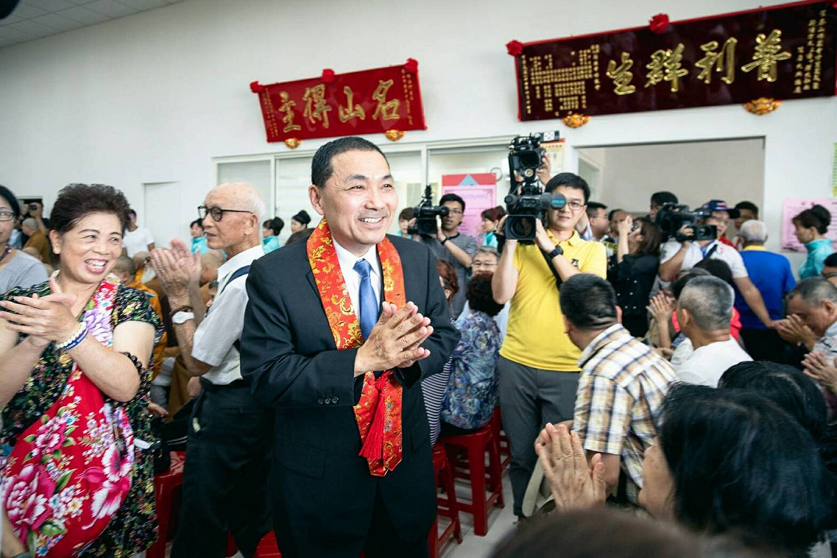 侯友宜今(17)日出席泰山佛國寺修葺圓滿儀式暨悟禪法師陞座大典。 圖：侯友宜辦公室/提供