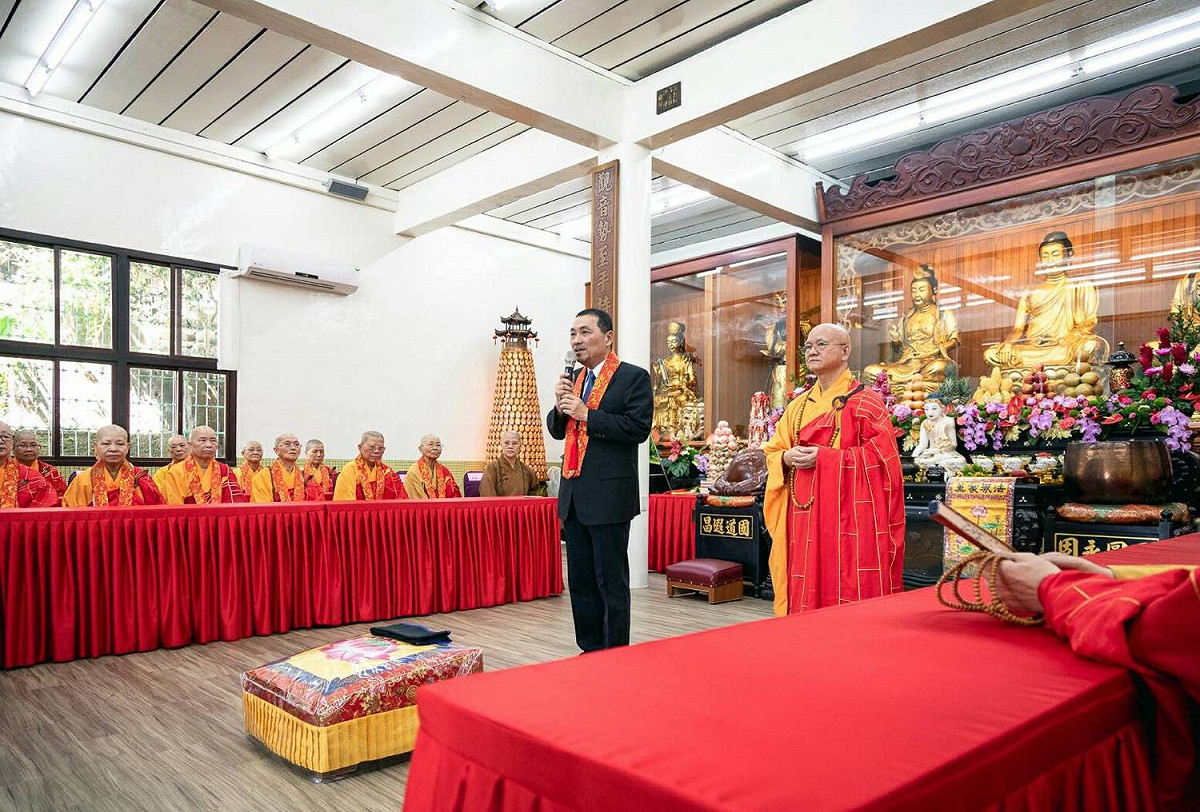 侯友宜表示，感謝佛國寺對青少年、身心障礙、老人等給予關心、提供市民服務，透過佛法傳遞、幫助他們走過人生低潮。 圖：侯友宜辦公室/提供