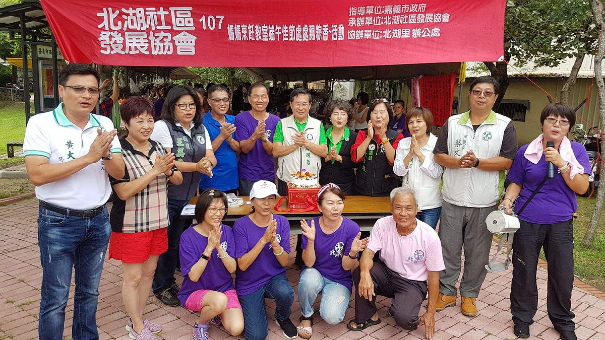 嘉義市長涂醒哲17日生日，他參加端午節活動時民眾為他準備生日蛋糕，並唱生日快樂歌。 圖：嘉義市政府/提供