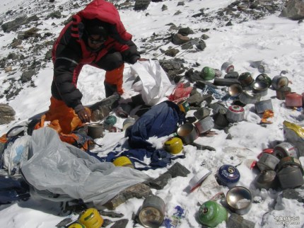 攀登聖母峰人數激增。但登山客漠視環境浩劫，留下滿坑滿谷的垃圾。 圖 : 翻攝自冒險精靈