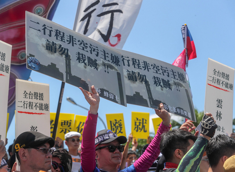 反禁二行程車相關團體17日號召上千輛二行程機車，到凱達格蘭大道前聚集，車友舉牌抗議，對空污法修法後會損及車主權益表達不滿。 圖 : 中央社