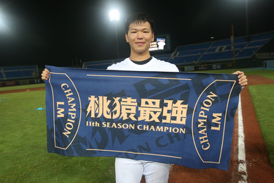 中職Lamigo桃猿隊捕手廖健富目前為止打擊率幾乎都維持在4成，17日上半季封王戰中更敲出三壘打成為搶勝關鍵；廖健富說，大家目標一致，很開心能幫助球隊拿下勝利。 圖：中央社