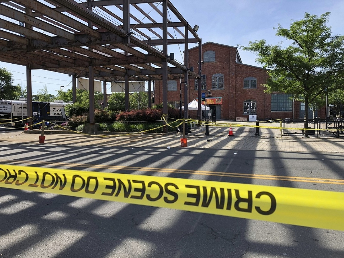 美國新澤西槍擊至少22傷，當地警方封鎖現場調查。 圖：達志影像/美聯社