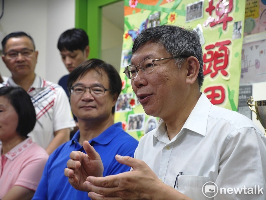 台北市長柯文哲（右一）今天在台北市民政局長藍世聰（右二）的陪同下，上午拜會中山區埤頭里長林銘清。 圖：趙婉淳／攝