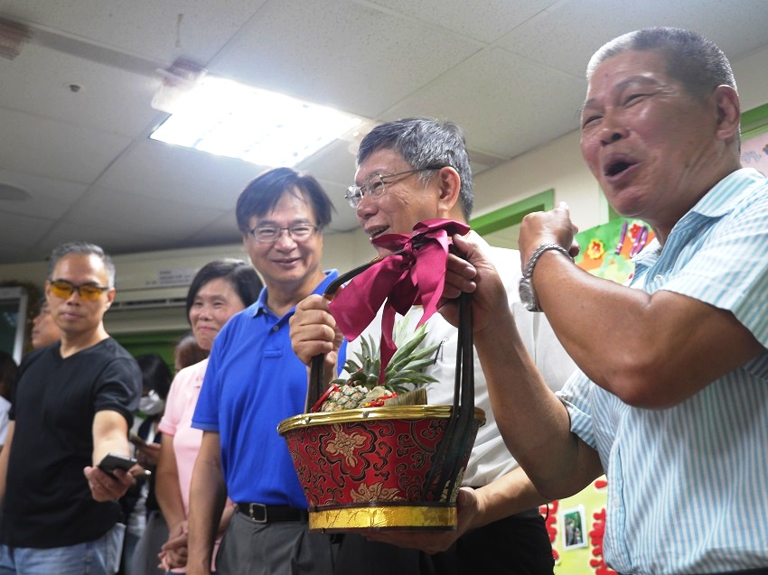 台北市長柯文哲（右二）今天在台北市民政局長藍世聰（右三）的陪同下，上午拜會中山區埤頭里長林銘清（右一）。 圖：趙婉淳／攝