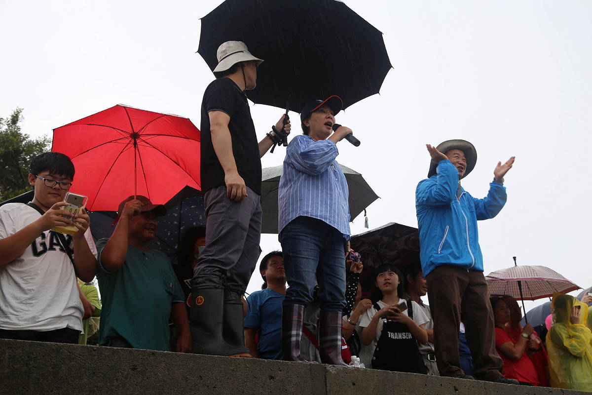 小花縣長站在岸上替大家加油打氣。 圖：嘉義縣政府/提供