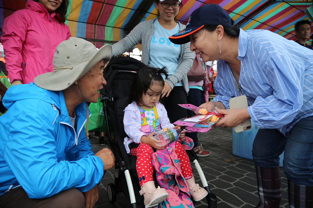 小花縣長發送香包給民眾。 圖：嘉義縣政府/提供