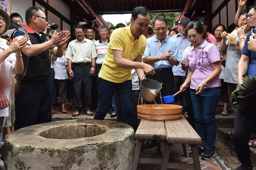 新北市長朱立倫今天前往國定古蹟蘆洲李宅，參加「107年端陽慶粽闔家歡-懷古童趣話蘆洲」活動。 圖：新北市政府提供