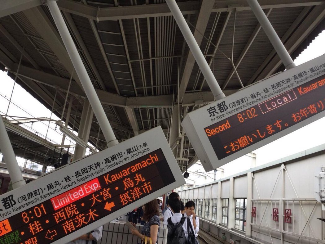 日本大阪地震，火車站的月台班車時刻顯示板被震垮。 圖 : 翻攝自推特