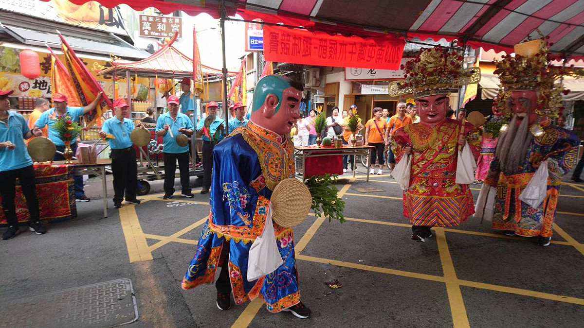 活動多元，不僅有踩街活動，還有木屐表演以及趣味競賽等。 圖：台中市政府/提供
