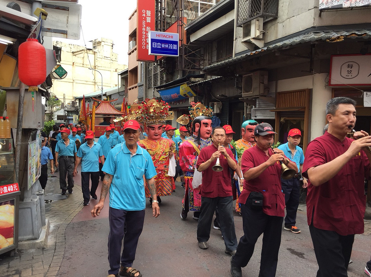 踩街活動於4時展開，將由台中市長林佳龍帶領踩街隊伍從萬和宮前廣場出發。 圖：台中市政府/提供