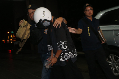 華山分屍案，警方調查犯嫌陳姓男子（白色帽者）疑因求歡不成將高姓女子勒斃後分屍，屍塊棄置雙北市山區 ，18日晚間陳嫌由警方偵訊後移送北檢偵辦。 圖：中央社