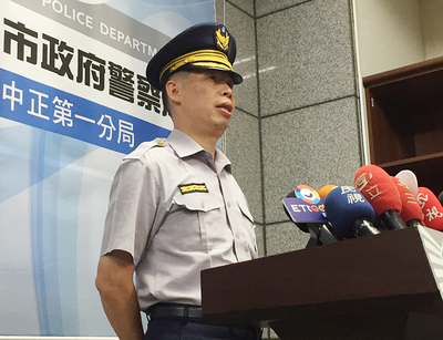 台北市警察局中正第一分局副分局長汪大宇（圖）18日在記者會中說明華山分屍案案情，汪大宇表示，被害高 姓女子透過臉書認識陳姓男子，陳男5月31日疑因求歡不成勒斃高女，並分屍棄置雙北市山區，目前警方已尋獲多袋屍塊。 圖：中央社