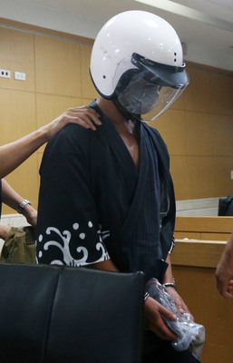 警方調查，37歲陳姓男子於5月31日疑因求歡不成，涉嫌徒手將30歲高姓女子勒斃，事後持刀分屍成7袋並棄置於台北市、新北市山區；警方今天搜山，尋獲全部7袋屍塊。 圖：中央社