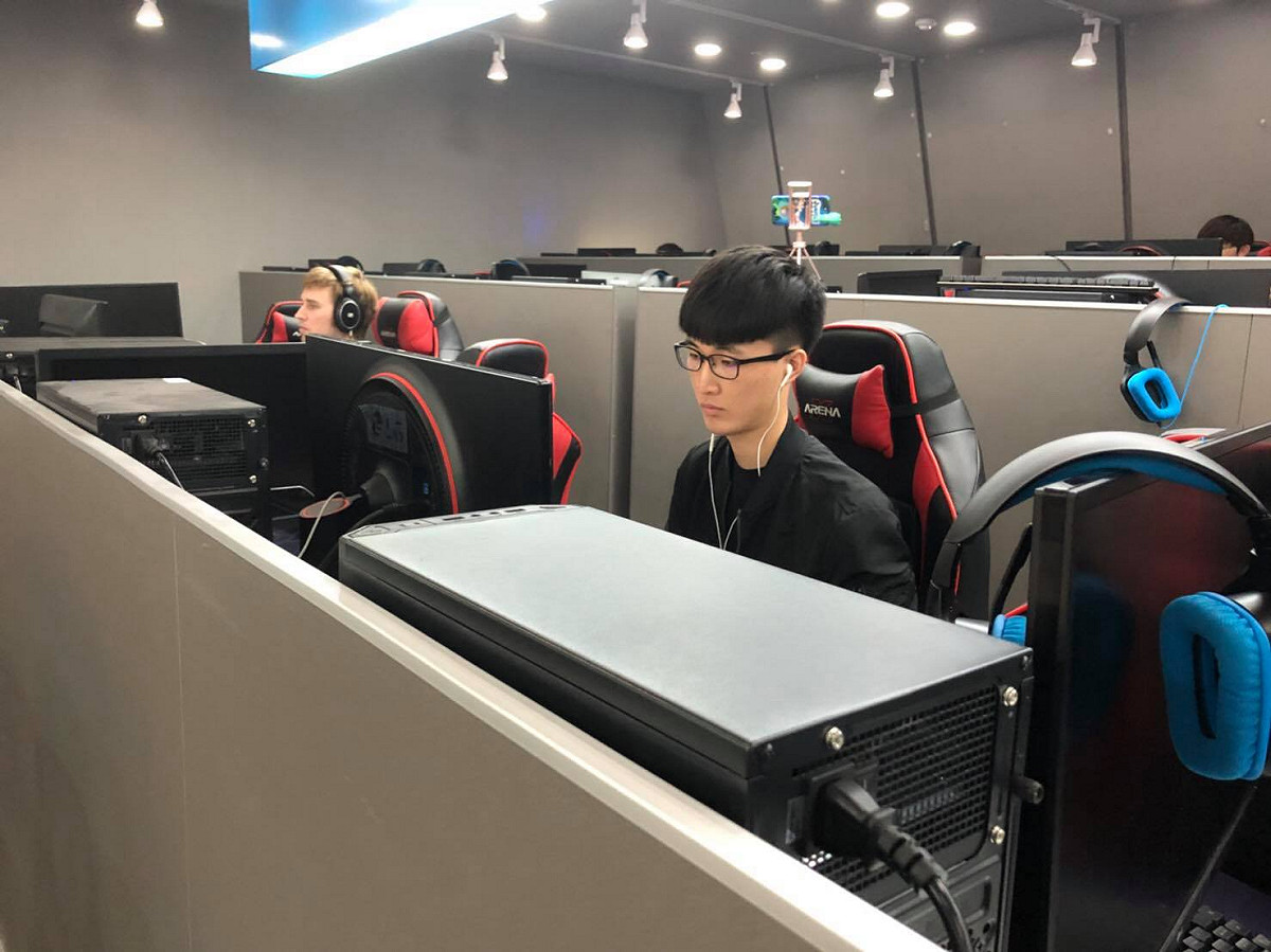 《星海爭霸II》第三季全球聯賽(GSL) Code S的資格賽將於今（19）日於韓國首爾弘益大學的「AfreecaTV PC Bang」開打，《星海爭霸II》GSL聯賽向來被視為是全球《星海爭霸II》個人聯賽的最高殿堂，為了推廣《星海爭霸II》，知名直播平台「AfreecaTV」贊助五位臺灣頂尖選手遠赴韓國參賽，也期待他們打出好成績。照片中的選手為「Cell」陳明成。 圖：AfreecaTV/提供