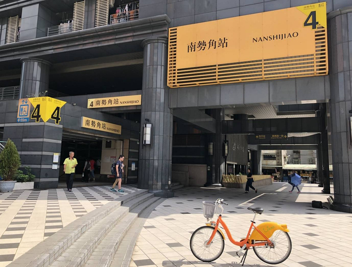 新北市YouBike捷運南勢角站，原設於1號出口的租賃站自107年6月20日起將遷移至4號出口， 圖：新北市政府交通局/提供