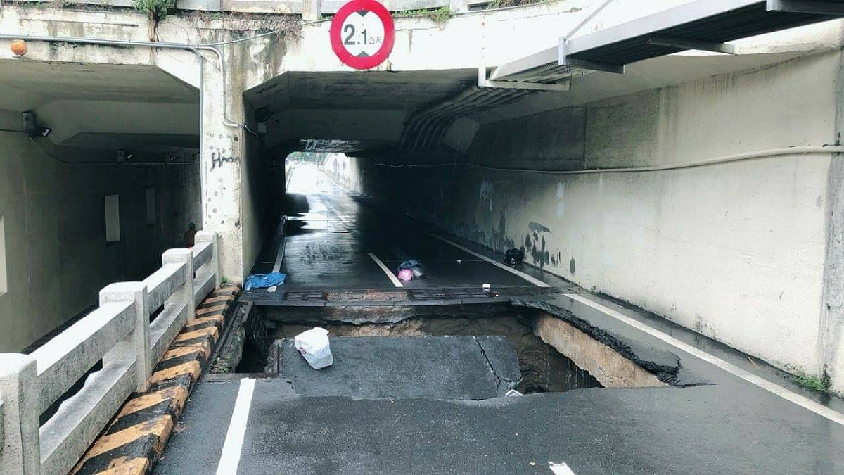 警消人員到場後，緊急封路勘災，發現路面下的土方已經流失掏空，深怕影響鐵路路基，將進一步開挖，並找技師做鑑定。 圖：翻攝爆料公社