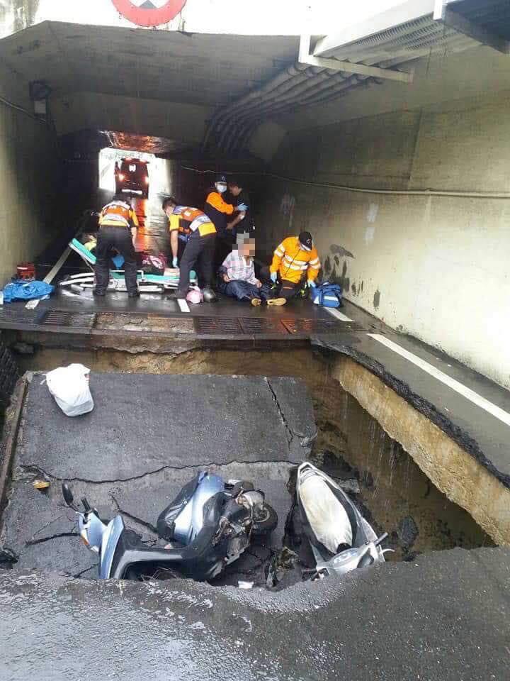 行經地下道的機車因來不及反應，接二連三的摔進深達1.5公尺的大洞。 圖：翻攝爆料公社