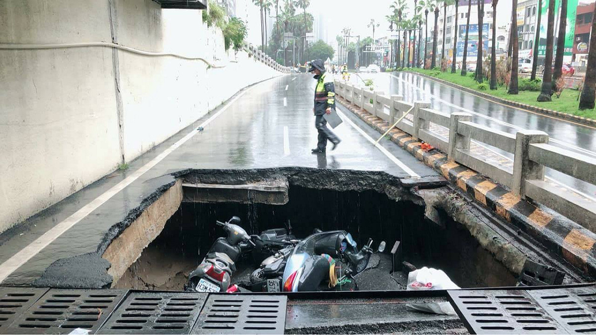 台南因連日大雨，導致機車地下道坍塌。 圖：翻攝爆料公社