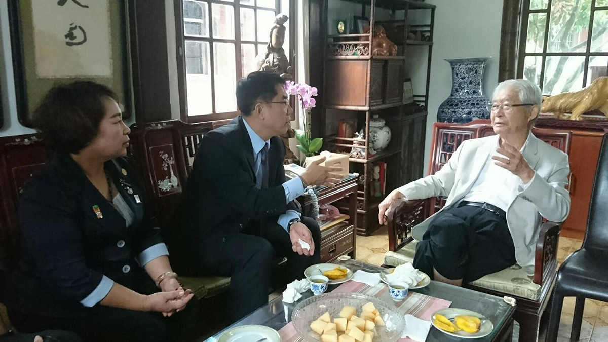 黃偉哲今日起展開「請益之旅」，偕同台南市議長賴美惠及台南市黨部主委黃先柱拜訪國策顧問黃崑虎。 圖：黃博郎/攝