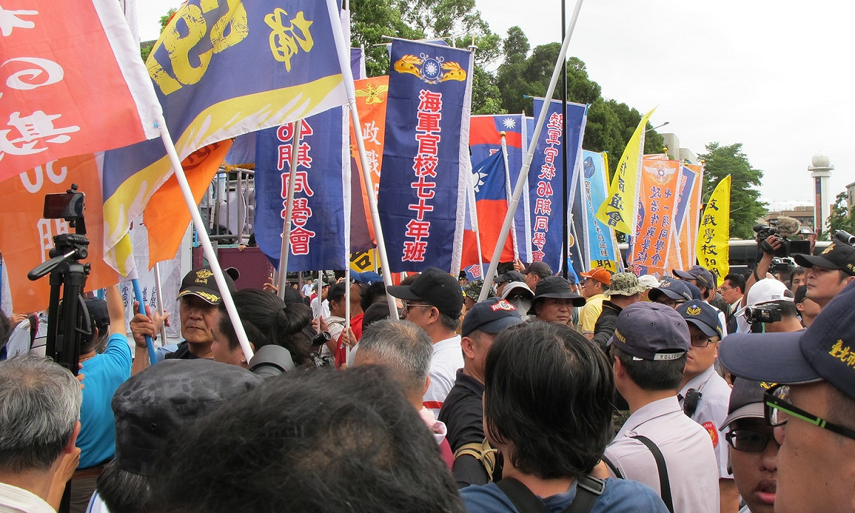 八百壯士19日在凱道前拉起一條秩序線，防止衝突。 圖：林朝億/攝