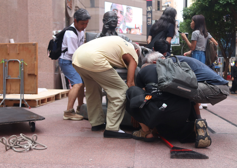 香港泛民在銅鑼灣時代廣場擺放了已故諾貝爾和平獎得主劉曉波的銅像，由於廣場業主反對，19日被逼搬離，泛民為此慨嘆香港「容下不一個劉曉波」。 圖/中央社