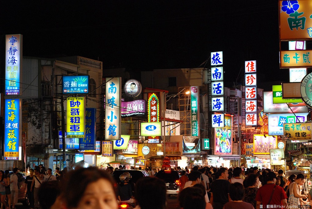今年暑假已過，根據部分墾丁住宿業者指出，營業額創歷年暑假新低，昨(2)日更傳出有24年歷史的異國料理「迪迪小吃」將歇業，墾丁觀光業慘況可見一斑。 圖：翻攝自Flickr／cptlss開放授權